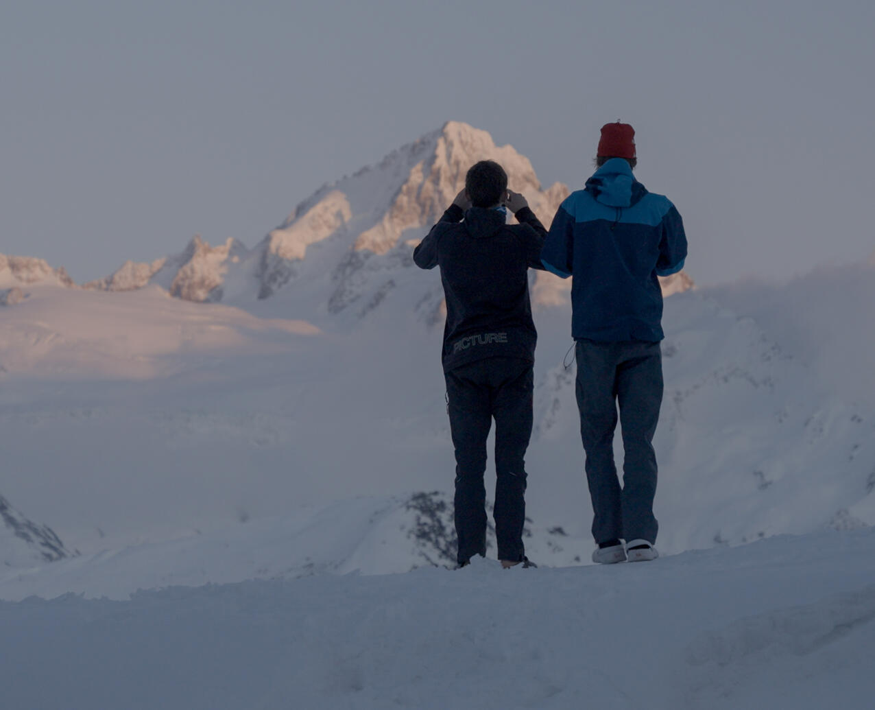 Des lycéens de l'option Climat "Demain c'est Nous" qui travaillent sur le dérèglement climatique décident de monter une expédition dans les Alpes : une semaine d'aventure collective riche de dépassements, de découvertes, d'apprentissages et de rencontres.